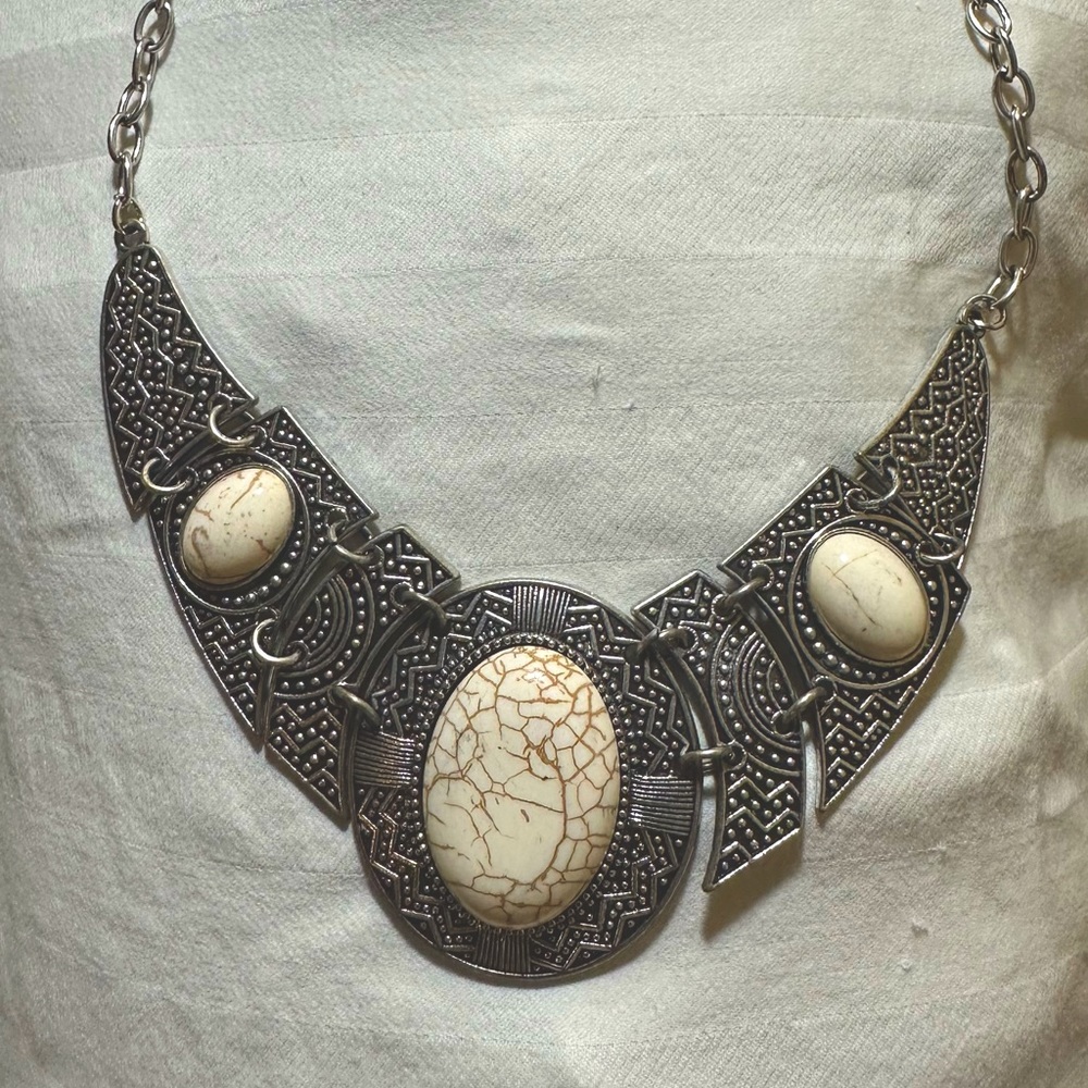 Paparazzi, necklace and earring set.